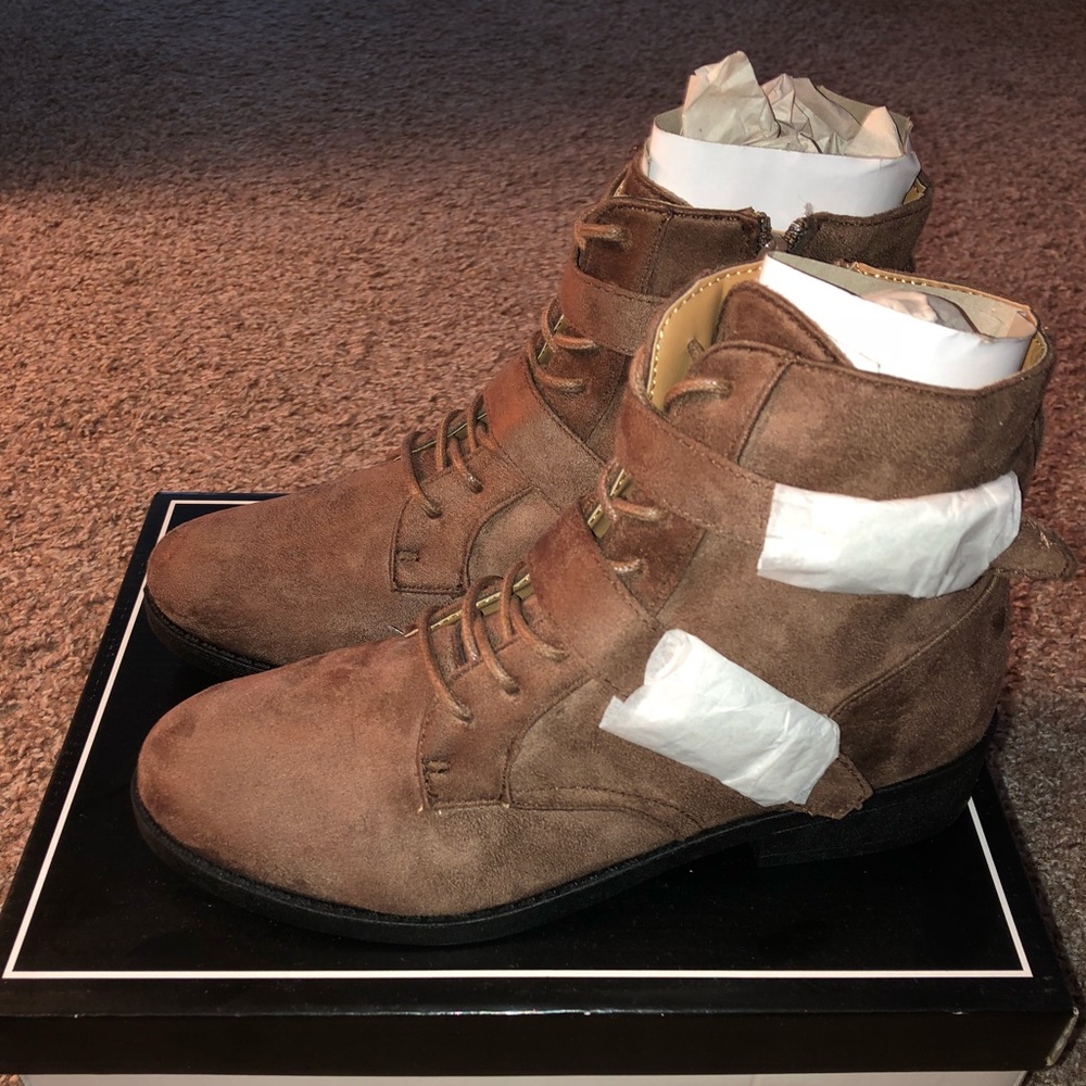 BRAND NEW size 7 Qupid taupe suede booties